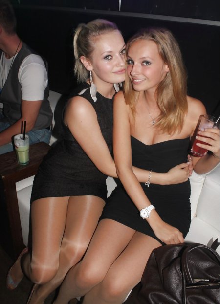 Подруги в мини