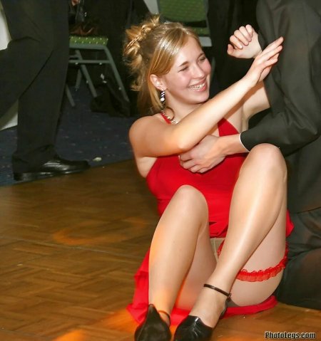 Подглядывание под платье