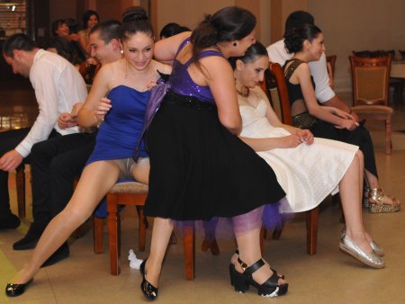 Задрала платье на корпоративе