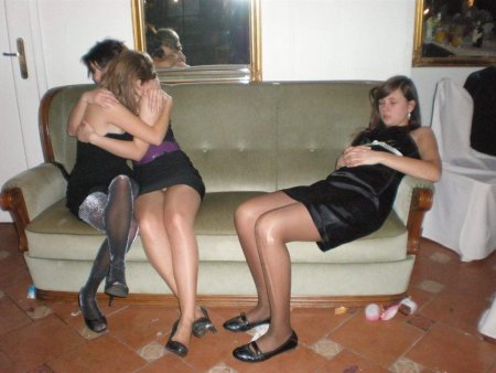 Пьяная зрелая в колготках