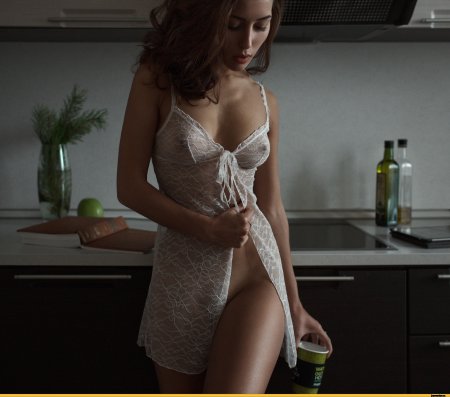 Девушка в прозрачном на кухне