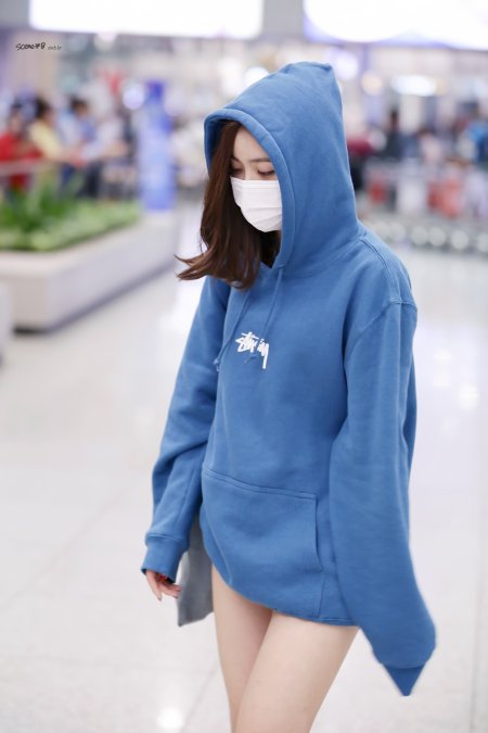 Девушка в кофте