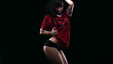 Девушка на темном фоне