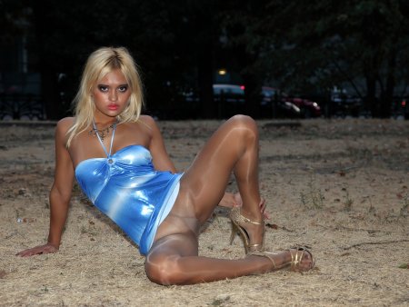 Девушки в блестящих колготках без трусов