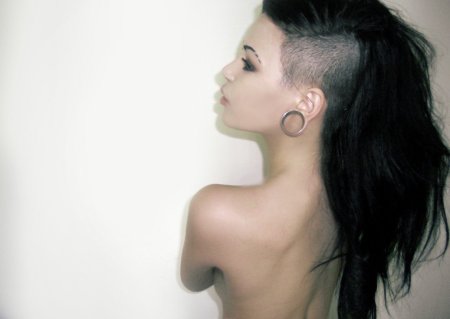 Прическа с выбритым боком