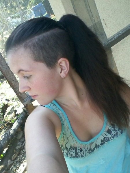 Женская причёска с выбритым боком