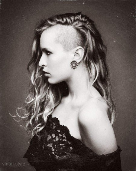 Выбритый висок на длинные волосы