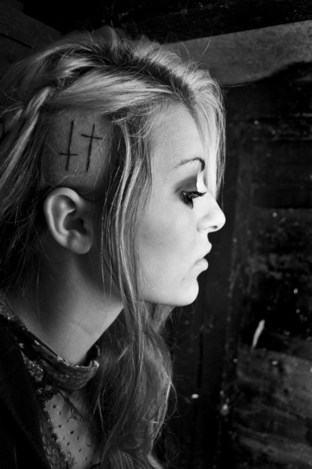 Выбритые виски у девушек с рисунком