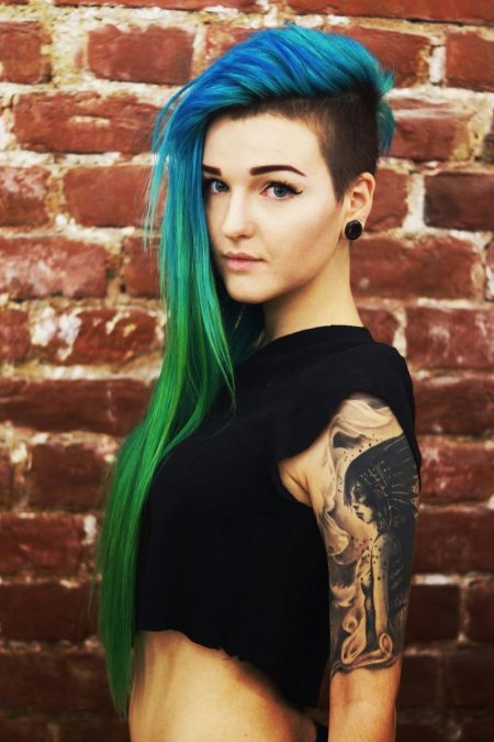 Стрижка с выбритым виском на длинные волосы