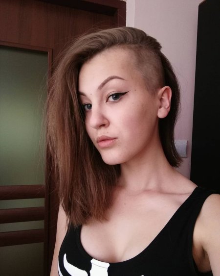 Выбритые виски у девушкк