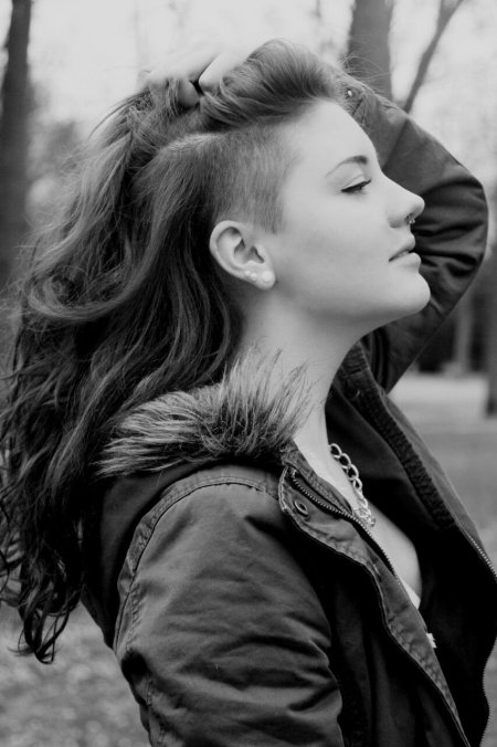 Выбритые виски у девушек