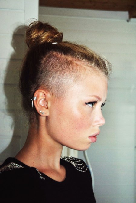 Женская стрижка с выбритыми висками и хвостом
