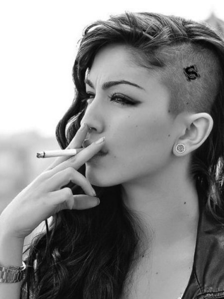 Выбритые виски у девушек