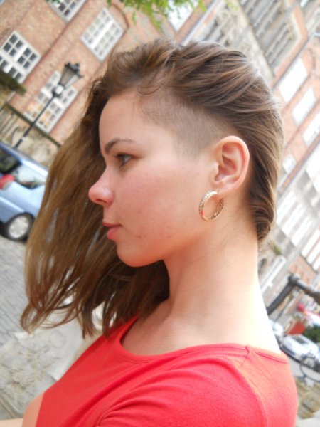 Стрижка с выбритым виском на средние волосы