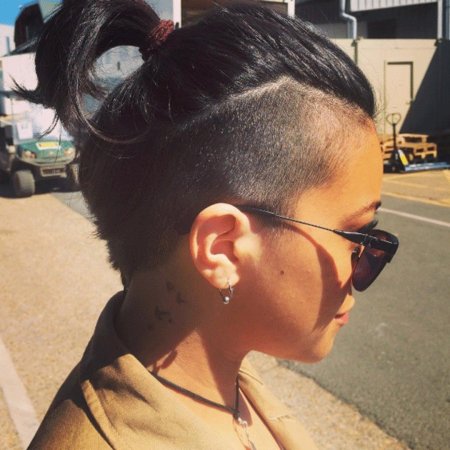 Стрижка с выбритыми висками