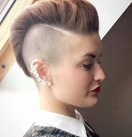 Стрижка андеркат женская Помпадур