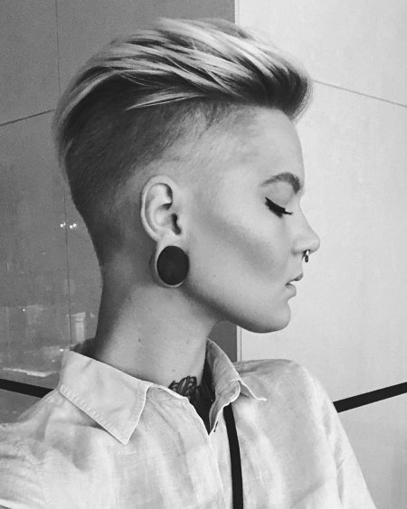 Женская стрижка с выбритыми висками и затылком на средние волосы