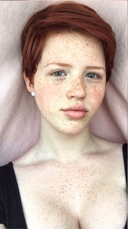 Большие сиськи с веснушками