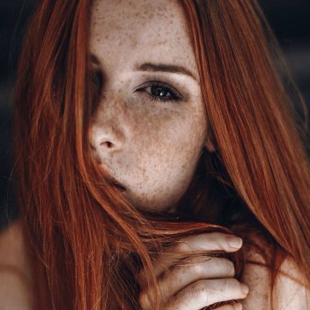 Рыжая конопатая девушка