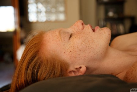 Порнозвезда с веснушками на лице