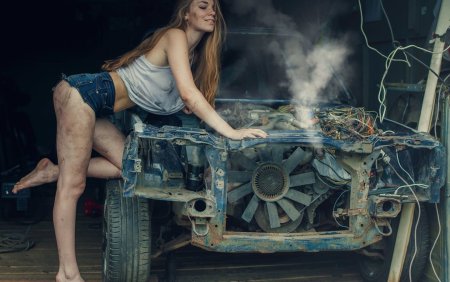 Девушка ремонтирует автомобиль