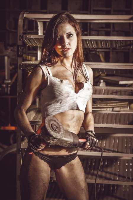 Девушка автомеханик