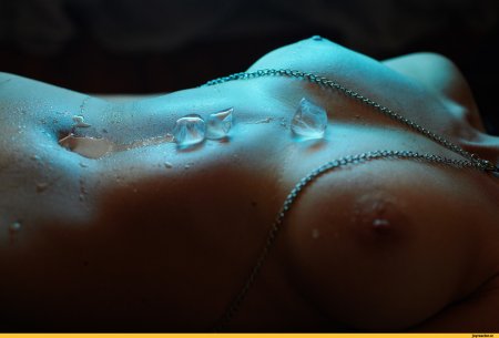 Художественное ню макро со льдом