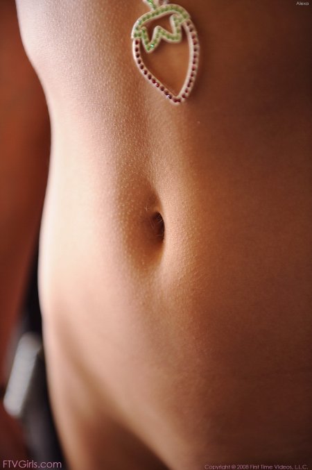 Оголила пупок