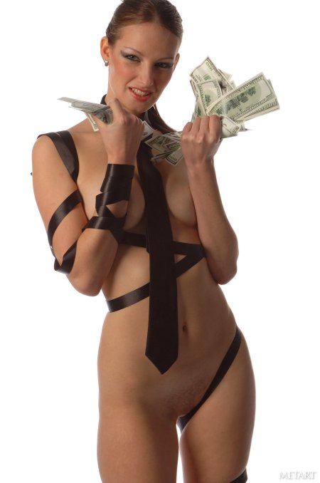 Девушка в одном галстуке