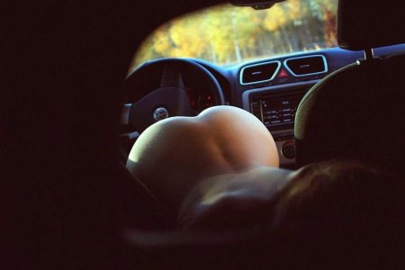 Голые женщины в автомобиле