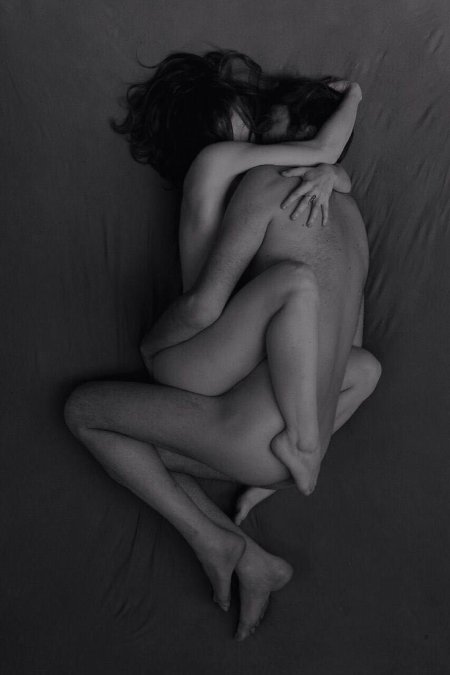 Обнимает голую