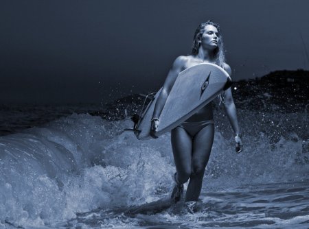 Женщина на серфинге ню