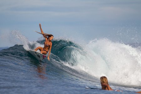 Голые красотки на серфе