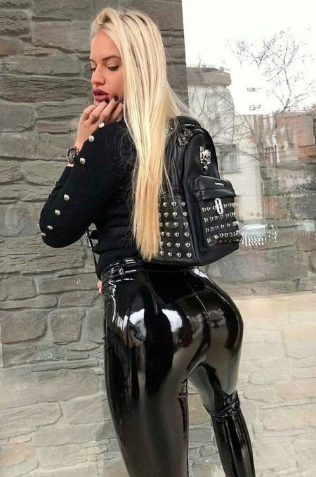 Девушки в латексных штанах