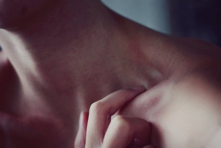 Прикосновение к шее