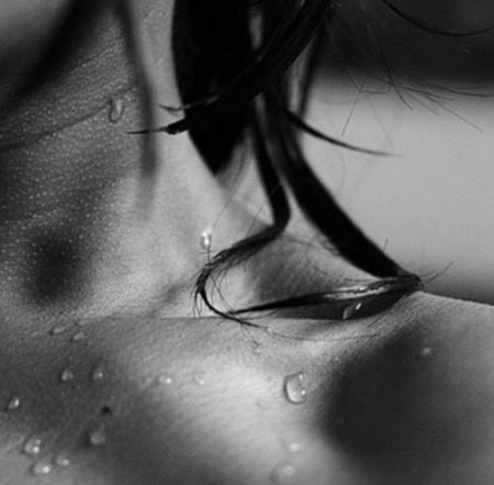 Капли воды на теле
