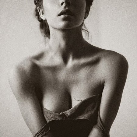 Женские ключицы и грудь