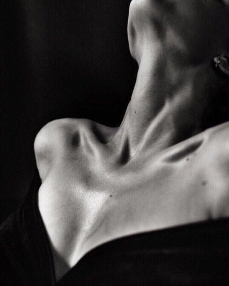 Красивая шея девушки