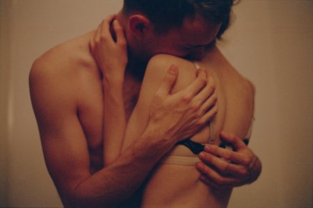 Парень обнимает