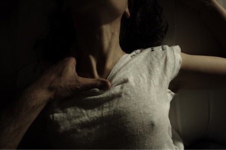 Мужские руки на шее