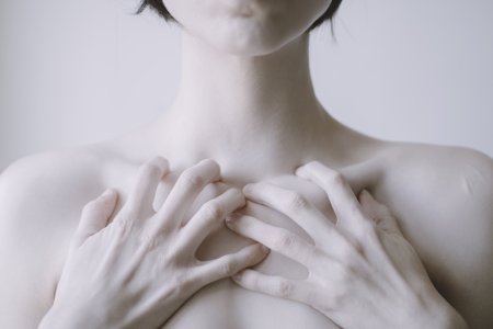 Бледные красивые руки