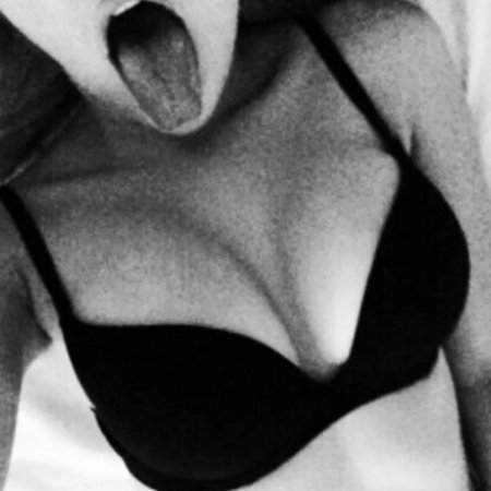 Девушка в лифчикебещ лица