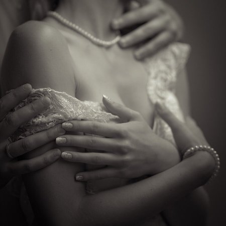 Нежные прикосновения мужчины и женщины