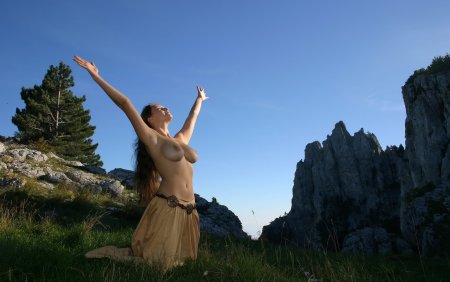 Девчонки с сиськами в горах