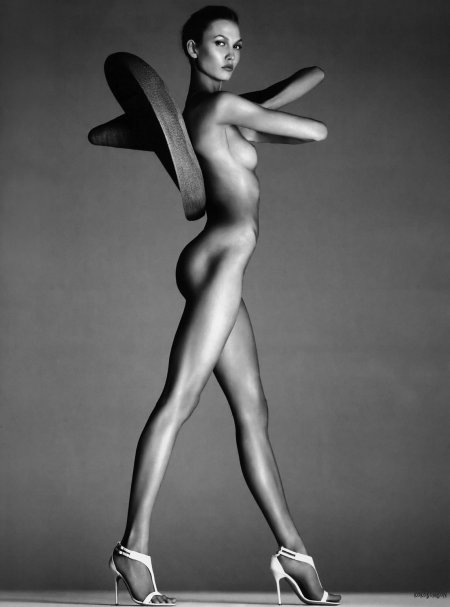 Карли Клосс горячие ню