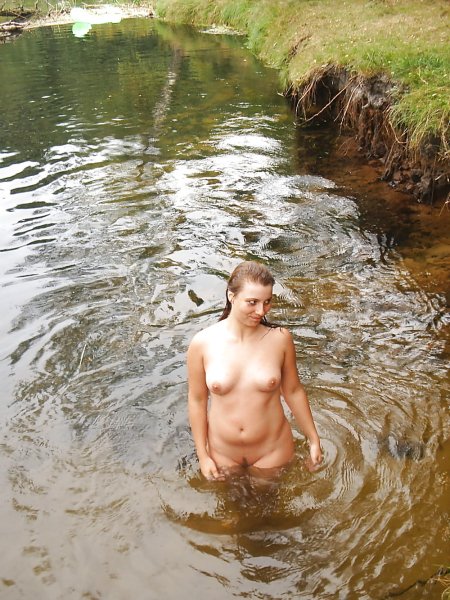 Голые женщины купаются в пруду