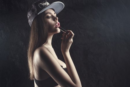 Девушка в бейсболке