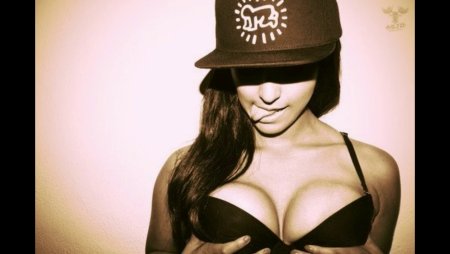 Девушка в кепке на аву