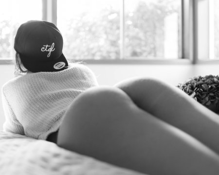 Девушка в кепке сзади частное ню