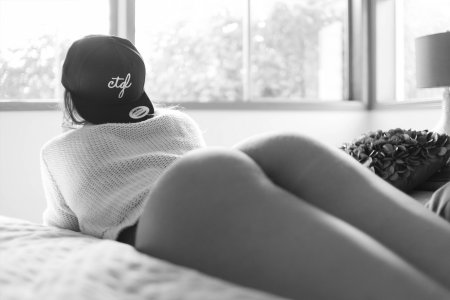 Голые девки в бейсболках